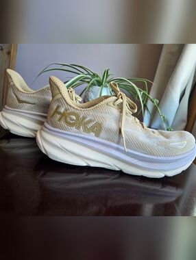 Hoka Clifton 9 Running Shoes | White / Holiday Flock (WHF) | Men’s 9D